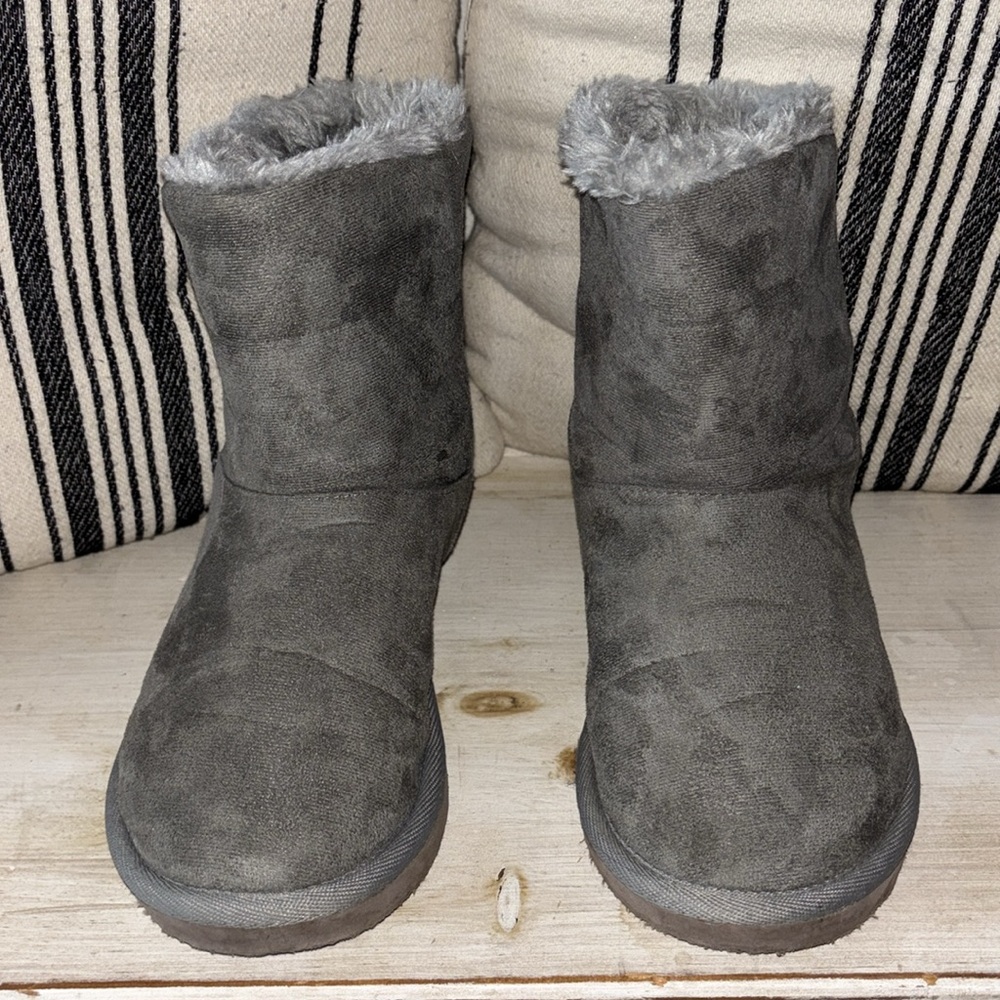 Aeropostale Gray Faux Suede Fur Lined Boots Warm Cozy Size 8 - Picture 3 of 11